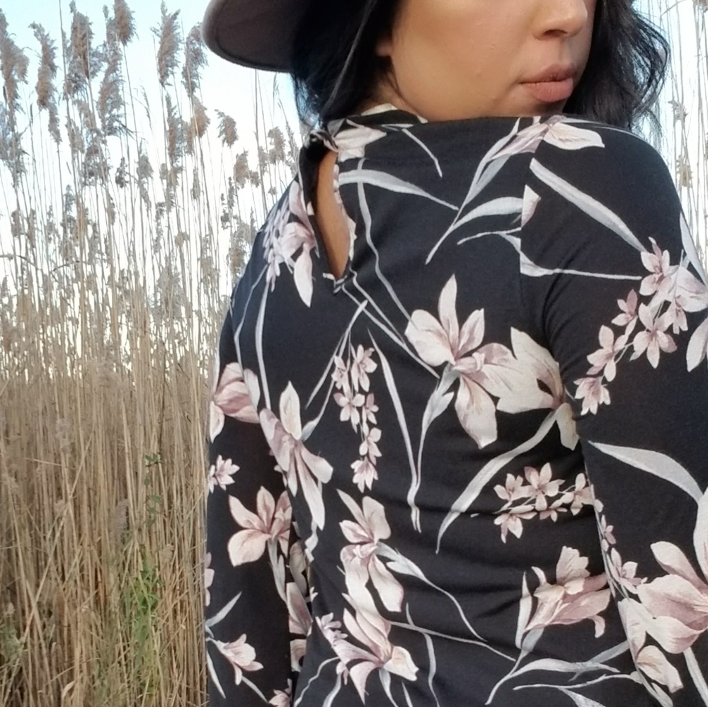 LAST 1| WILD FLOWER BLACK FLORAL CUTOUT DRESS - Picture 5 of 7